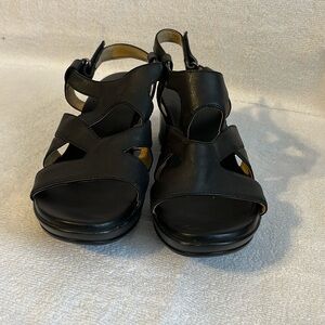Alizerz natural black shoes with strap 
8.5 
Used
Good condition